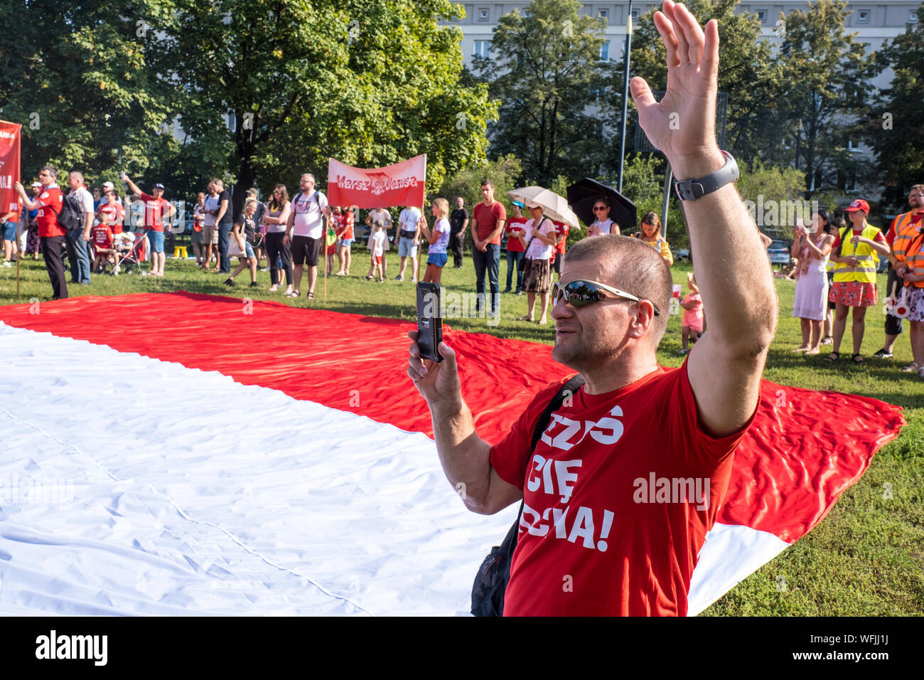 Warschau, Polen. 31 Aug, 2019. Hunderte von Mitgliedern der verschiedenen christlichen Konfessionen marschieren im März für Jesus. Während der Jesus Woche mehrere Veranstaltungen und Treffen mit christlichen Evangelisten aus den USA, Brasilien und Polen sind die Plätze im ganzen Land. Polen ist überwiegend katholisch, mit rund 85% der Polen als Römisch-katholisch. Neueste pedophilia Skandale wird wahrscheinlich sehr stark geschwächt, bis jetzt, Kirche Position in Polen das gesellschaftliche und politische Leben. Credit: Robert Pastryk/ZUMA Draht/Alamy leben Nachrichten Stockfoto