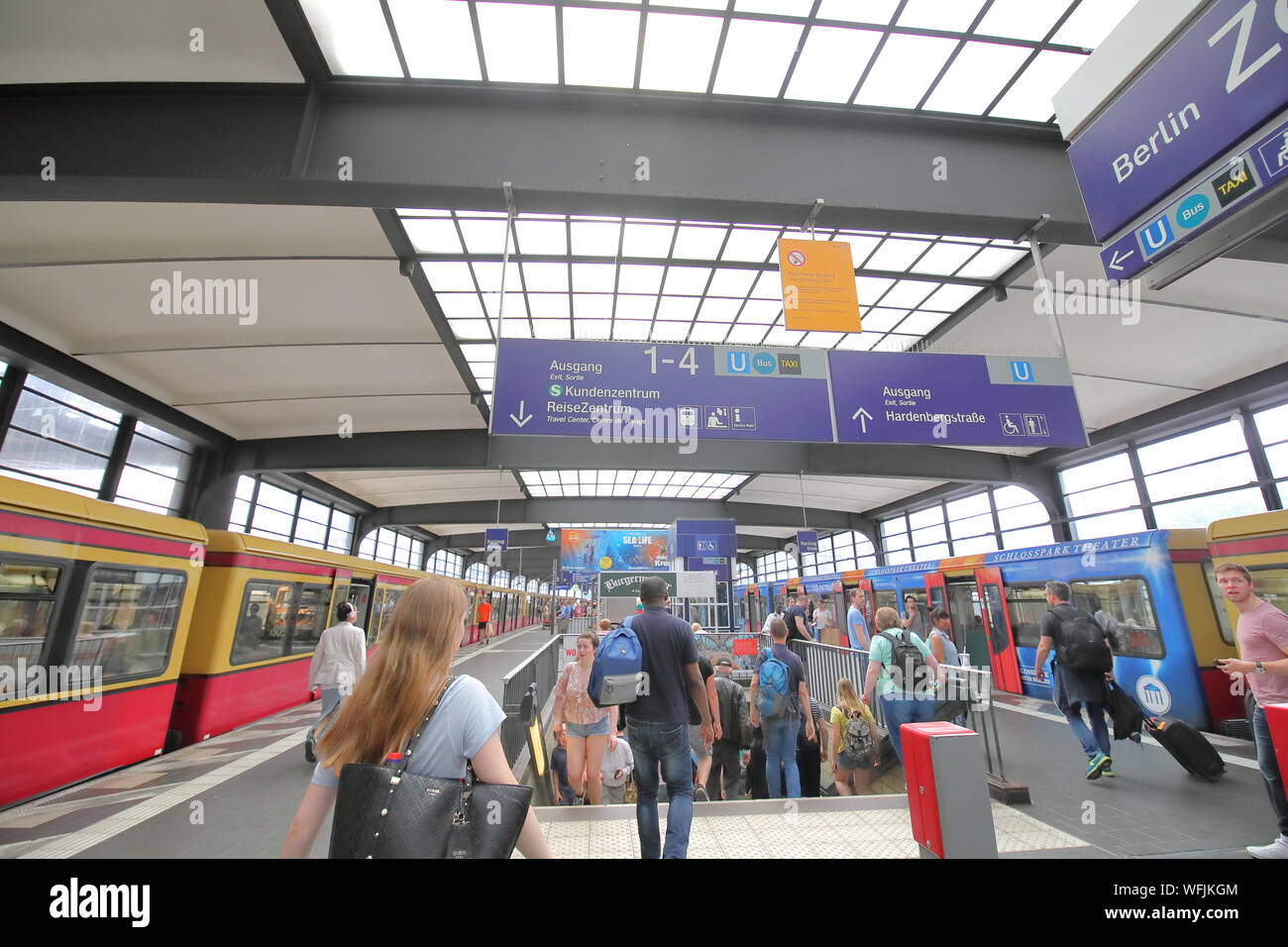 Die Menschen Reisen In Berlin Zoologischer Garten Bahnhof Berlin