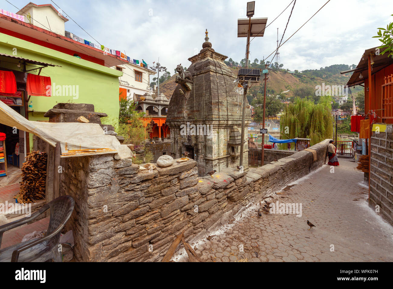 Alte Stein Hindu Tempel mit alten städtischen Gebäude im Stadtteil in der Nähe von Bageshwar Kausani, Uttarakhand, Indien Stockfoto