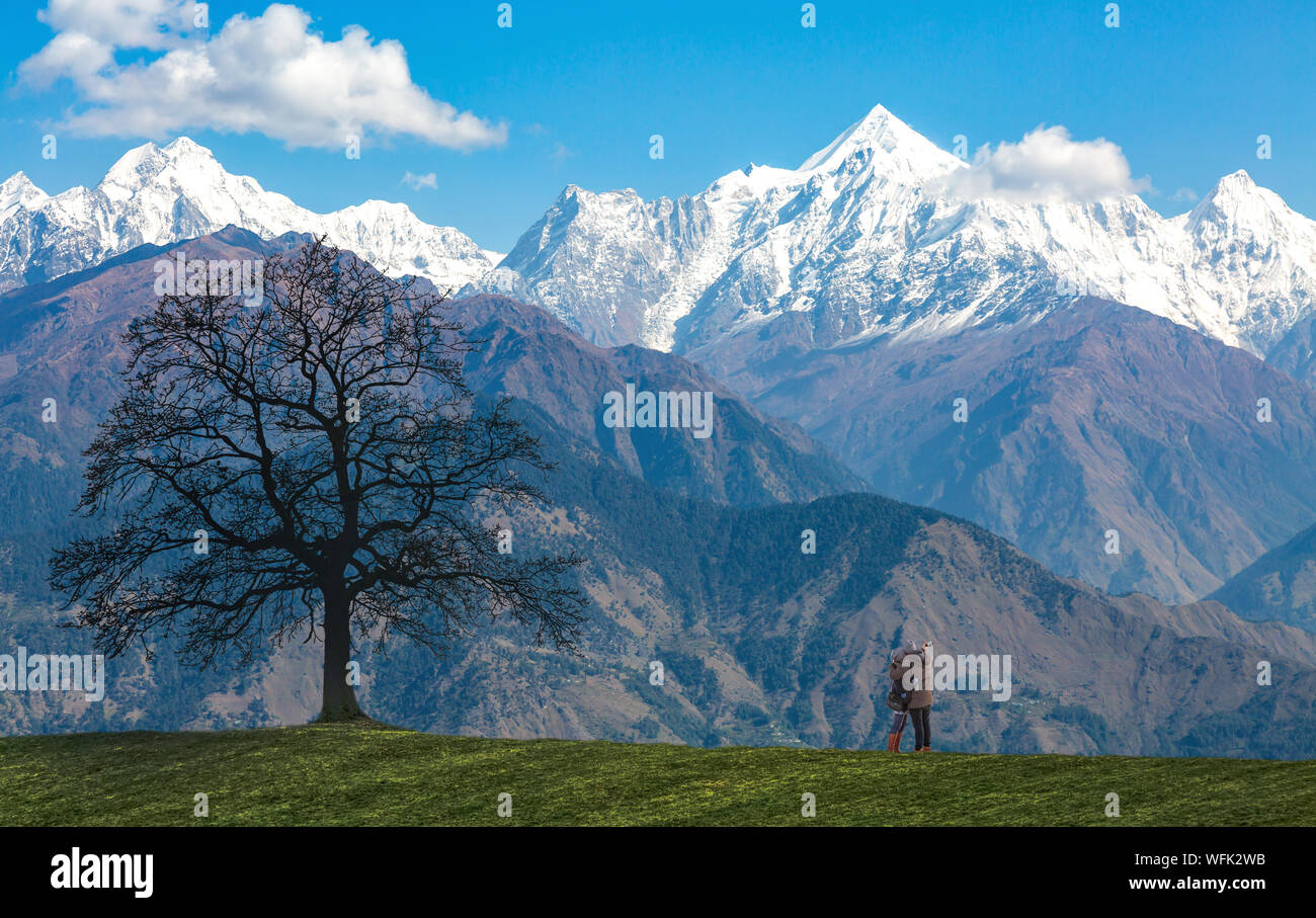 Garhwal Himalaya Gebirge mit malerischer Landschaft und touristische Paar genießt die Aussicht und auf Fotografien in Uttarakhand, Indien Stockfoto