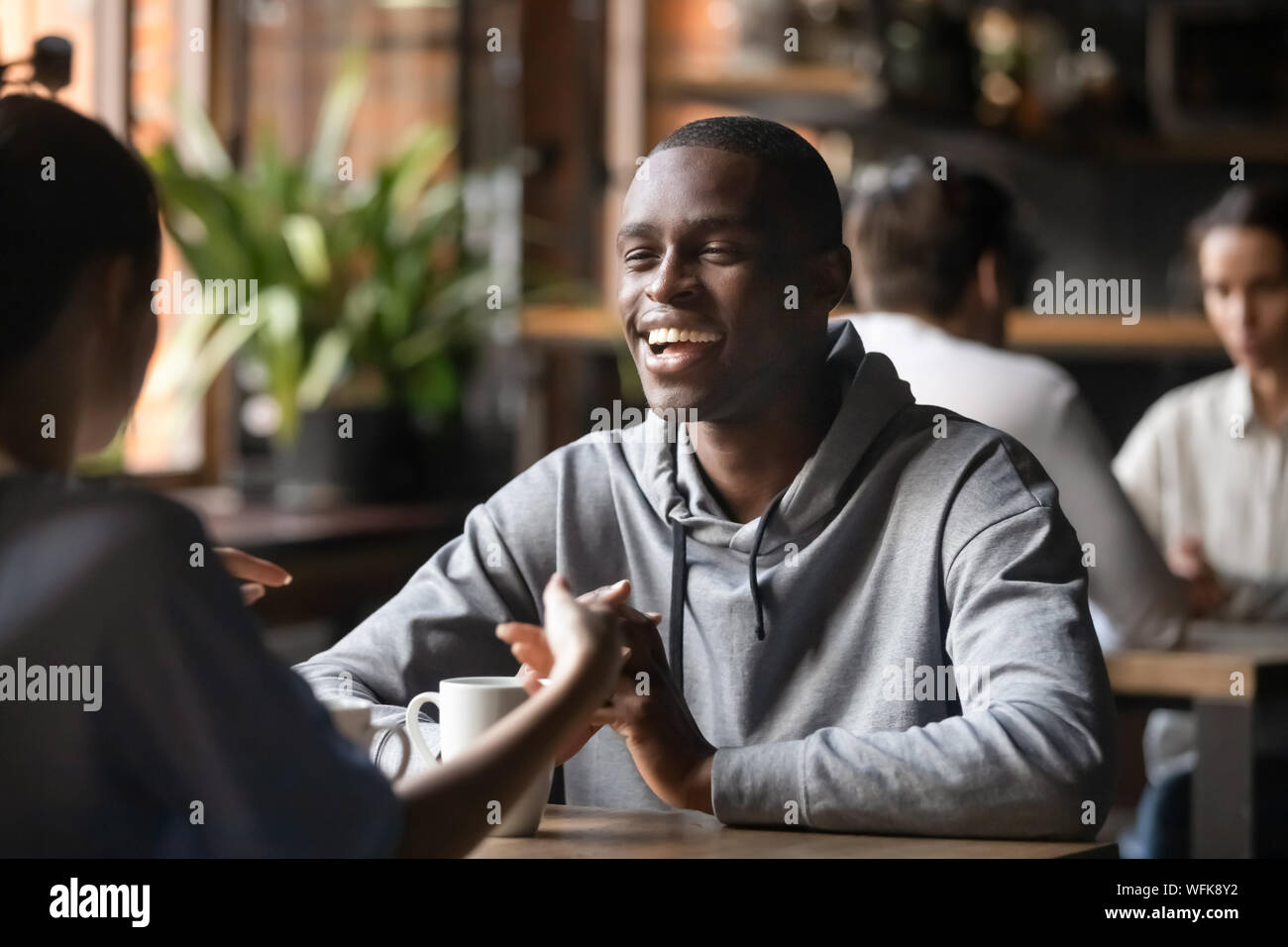 Happy schwarzer Mann sprechen Sie mit Freundin auf romantischen Datum Stockfoto