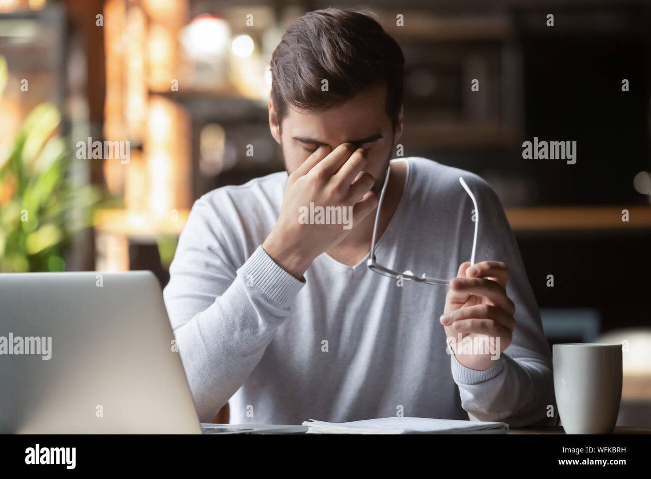 Frustriert Geschäftsmann holding Gläsern Belastung der Augen, computer-Syndrom Stockfoto