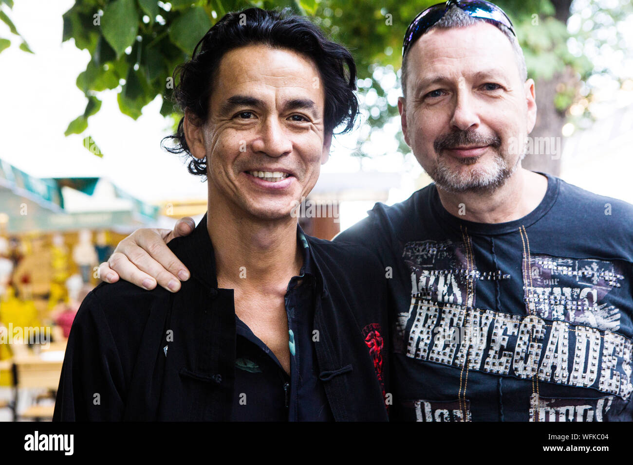 Der berühmte französische Schauspieler und Fotograf Jean-Baptist Huynh mit dem beliebten ukrainischen Galleristen Vadim Yatsenko hier in einem Straßencafé in Kiew zu einem freundlichen Treffen. Stockfoto
