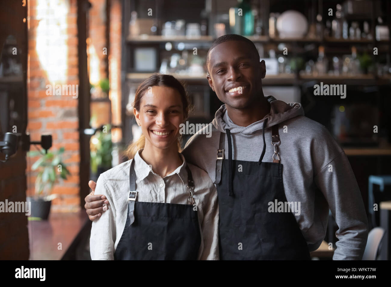 Gerne diverse Kellner und Kellnerinnen in der Kamera im Restaurant suchen Stockfoto