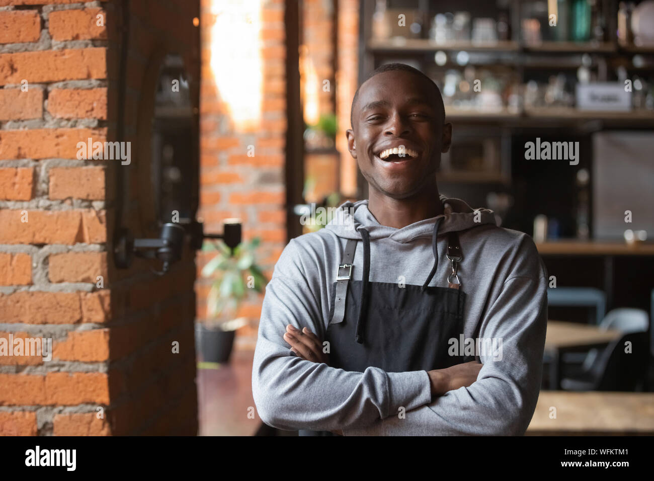 Gerne zuversichtlich afrikanischen Kellner Inhaber kleiner Unternehmen Portrait Stockfoto