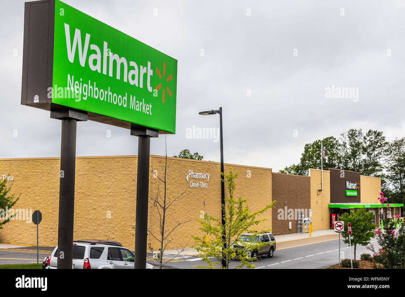 HICKORY, NC, USA-21 August 2018: Eine lokale Walmart Nachbarschaft Markt und Apotheke, das Äußere des Gebäudes und street sign. Stockfoto