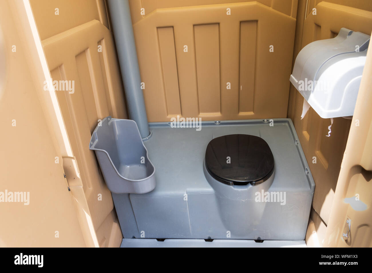 ARROYO SECO, NM, USA-12 Juli 18: Eine frische, fast neue tragbare Toilette Innenraum, bereit für den Einsatz auf der Main Street in diesem kleinen Dorf. Stockfoto