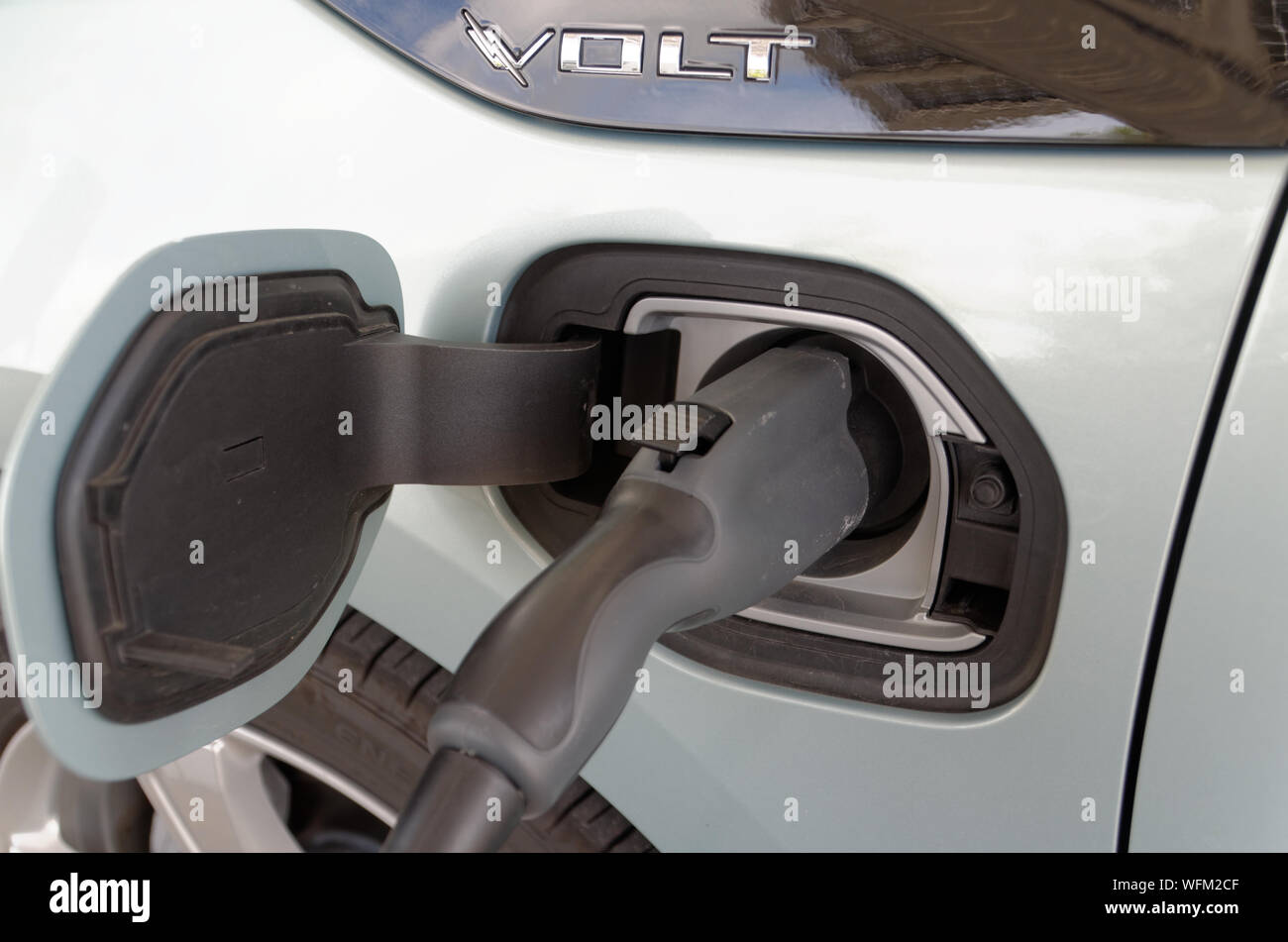 Ajax, Ontario/Kanada - 30. August 2019: ein Chevrolet Volt lädt seine Batterie an Elexicon's Energy Inc Büro auf Taunton Road in Ajax. Stockfoto