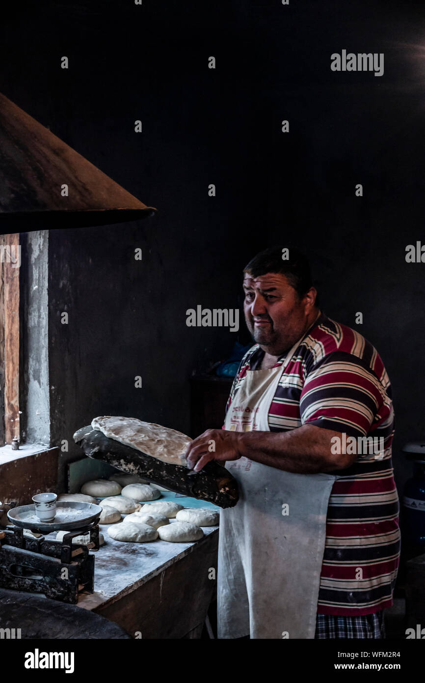 Männliche Bäcker macht Teig zum Backen von Fladenbrot. Georgien August 08, 2019 Stockfoto