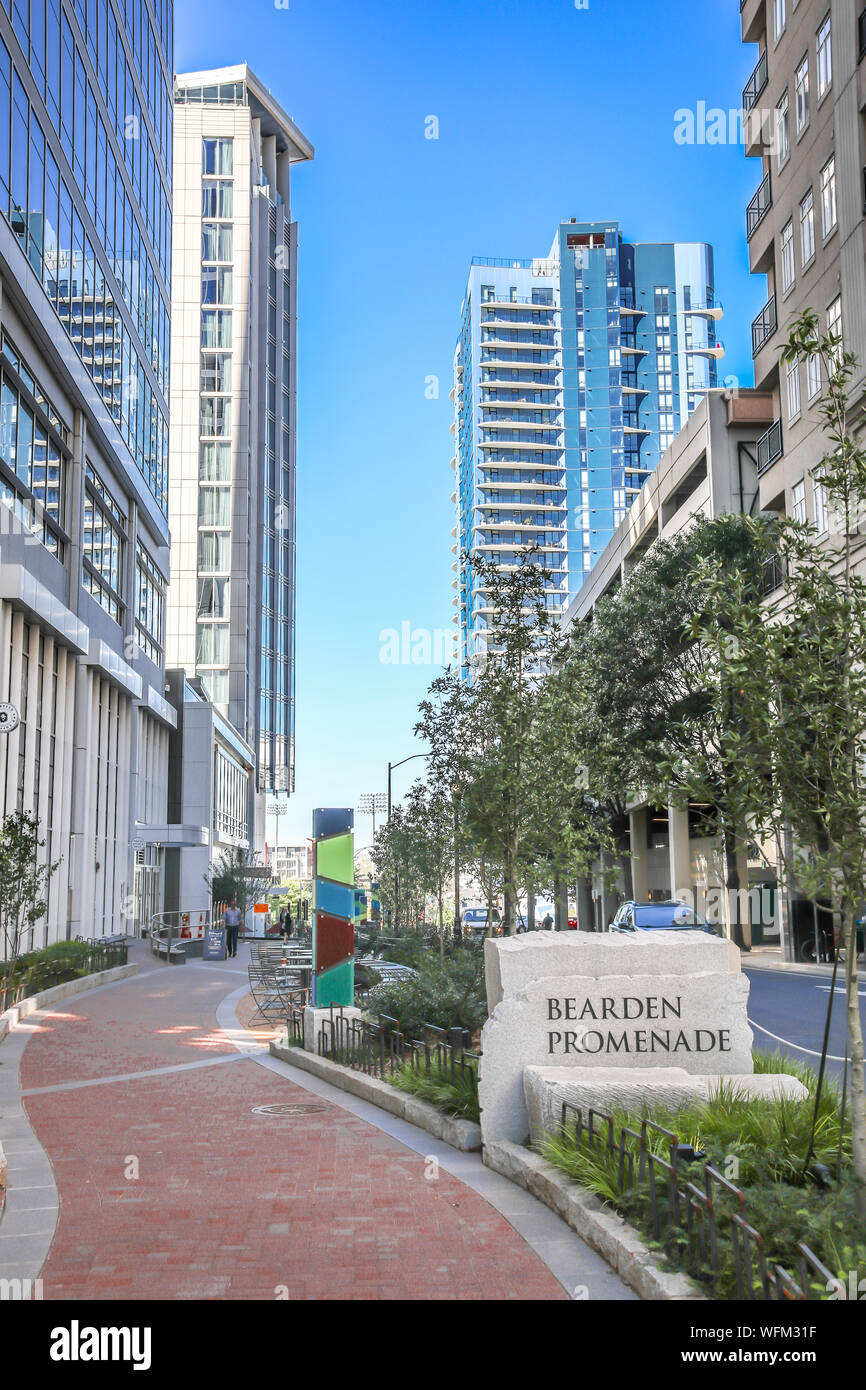 CHARLOTTE, NC, USA -10/30/18: Beardon Promenade, die zu Romare Beardon Park an der Church Street. Stockfoto