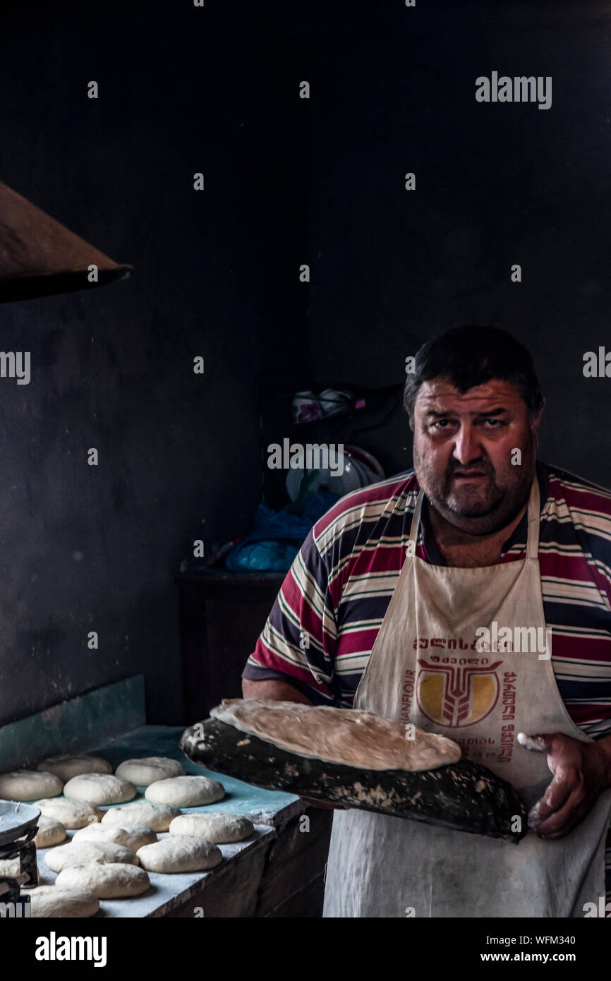 Männliche Bäcker macht Teig zum Backen von Fladenbrot. Georgien August 08, 2019 Stockfoto