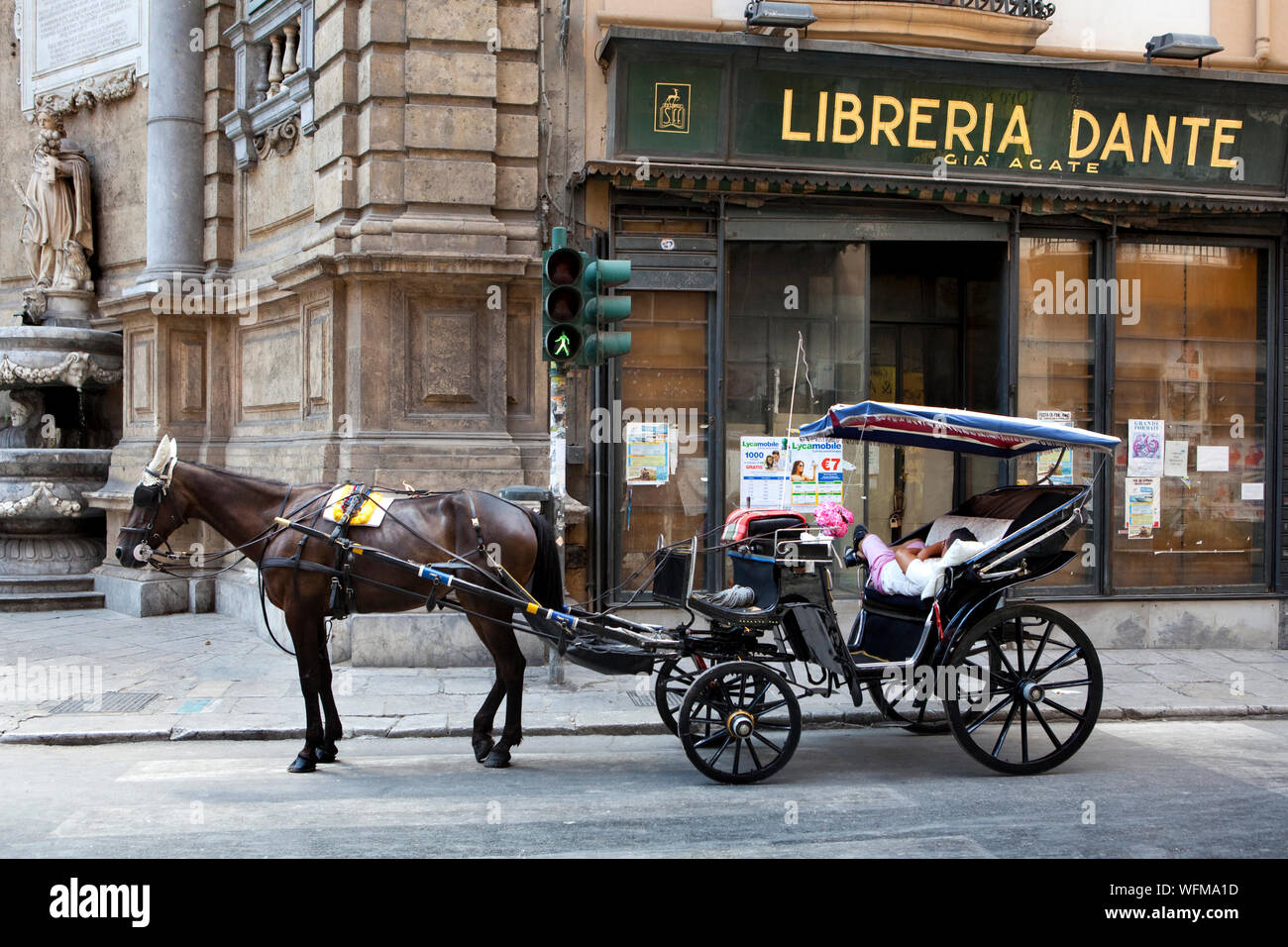 PALERMO - ein Pferd und Wagen mit Fahrer an der Quattro Canti. Stockfoto