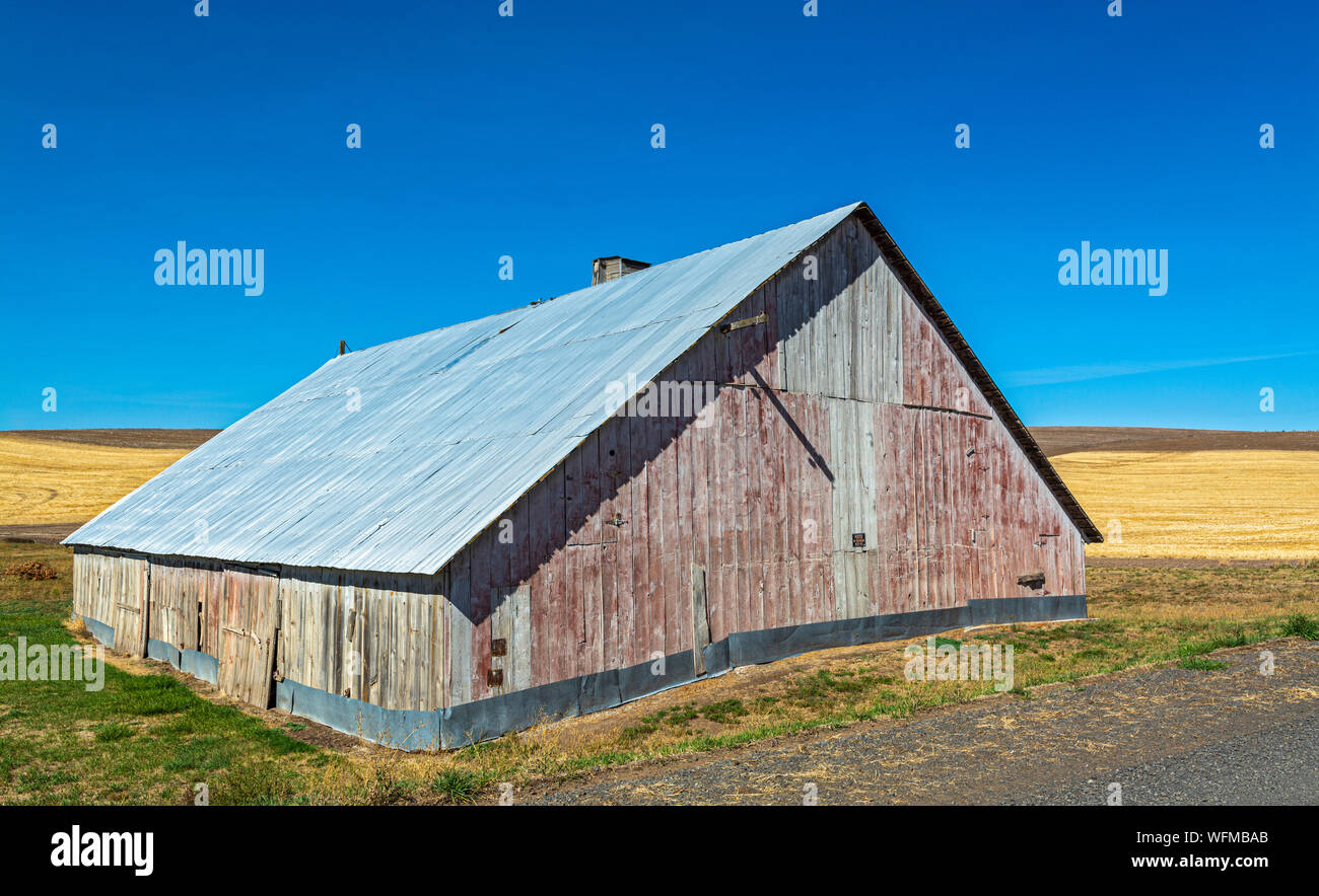 Washington, Palouse Region, Holz- scheune, Herbst, Weizen Felder nach der Ernte Stockfoto