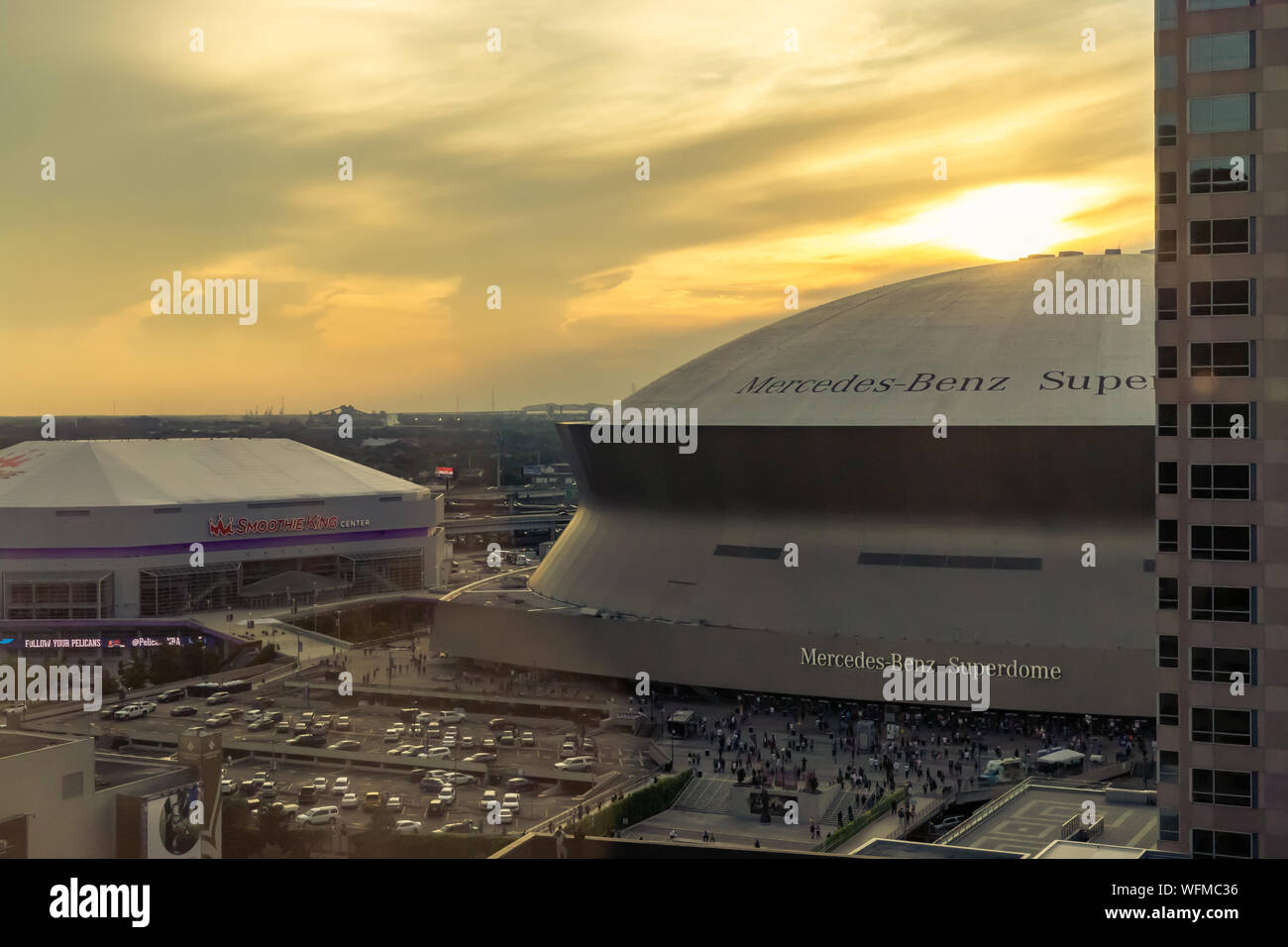 New Orleans, LA, USA - 29. August 2019: New Orleans Skyline mit Mercedes-Benz Superdome und Smoothie King Center in New Orleans, Louisiana Stockfoto