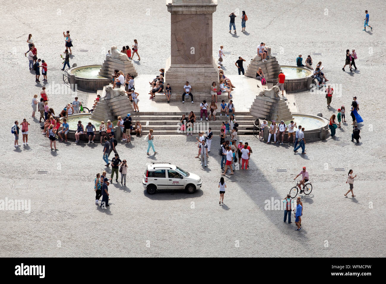 Touristen am Flaminio Obelisk auf der Piazza del Popolo Stockfoto