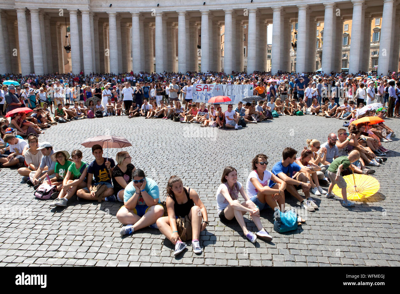 Besucher der Sonntagsmesse in Form eines Herzens am Petersplatz sitzen Stockfoto