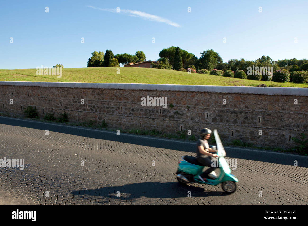 Roller fahren auf der berühmten Appia Antica in der Nähe von Rome Stockfoto