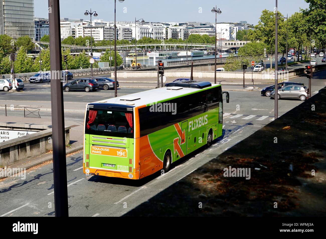Intercity Flixbus auf der Straße und Verkehr entlang der seine, Paris, Frankreich Stockfoto