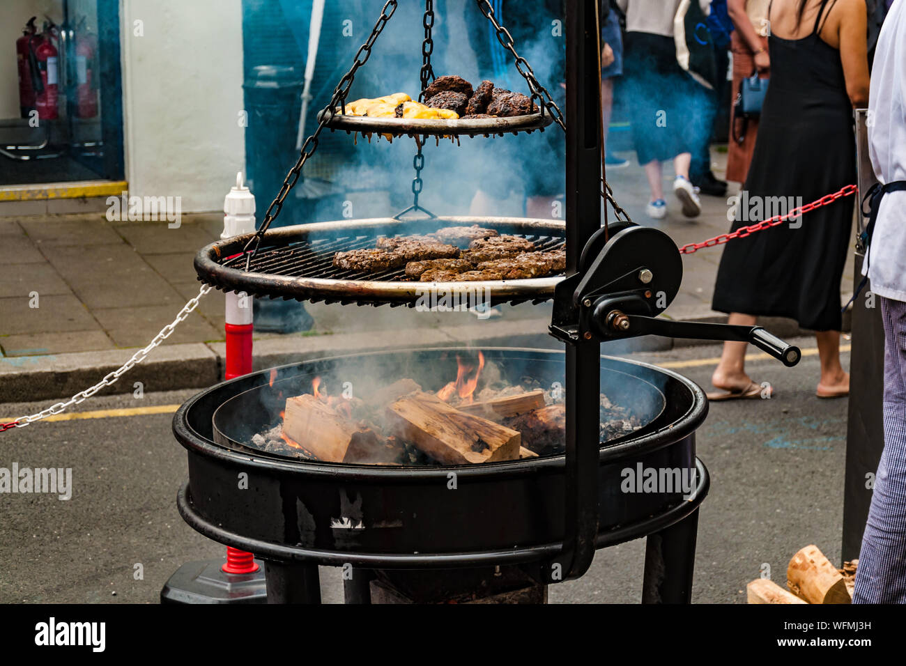 Holz brennen Grill auf der Straße kochen Meeresfrüchte Burger. Dalkey,  Dublin, Irland, 25. August 2019. Meeresfrüchte "dalkey Lobster Festival  Stockfotografie - Alamy