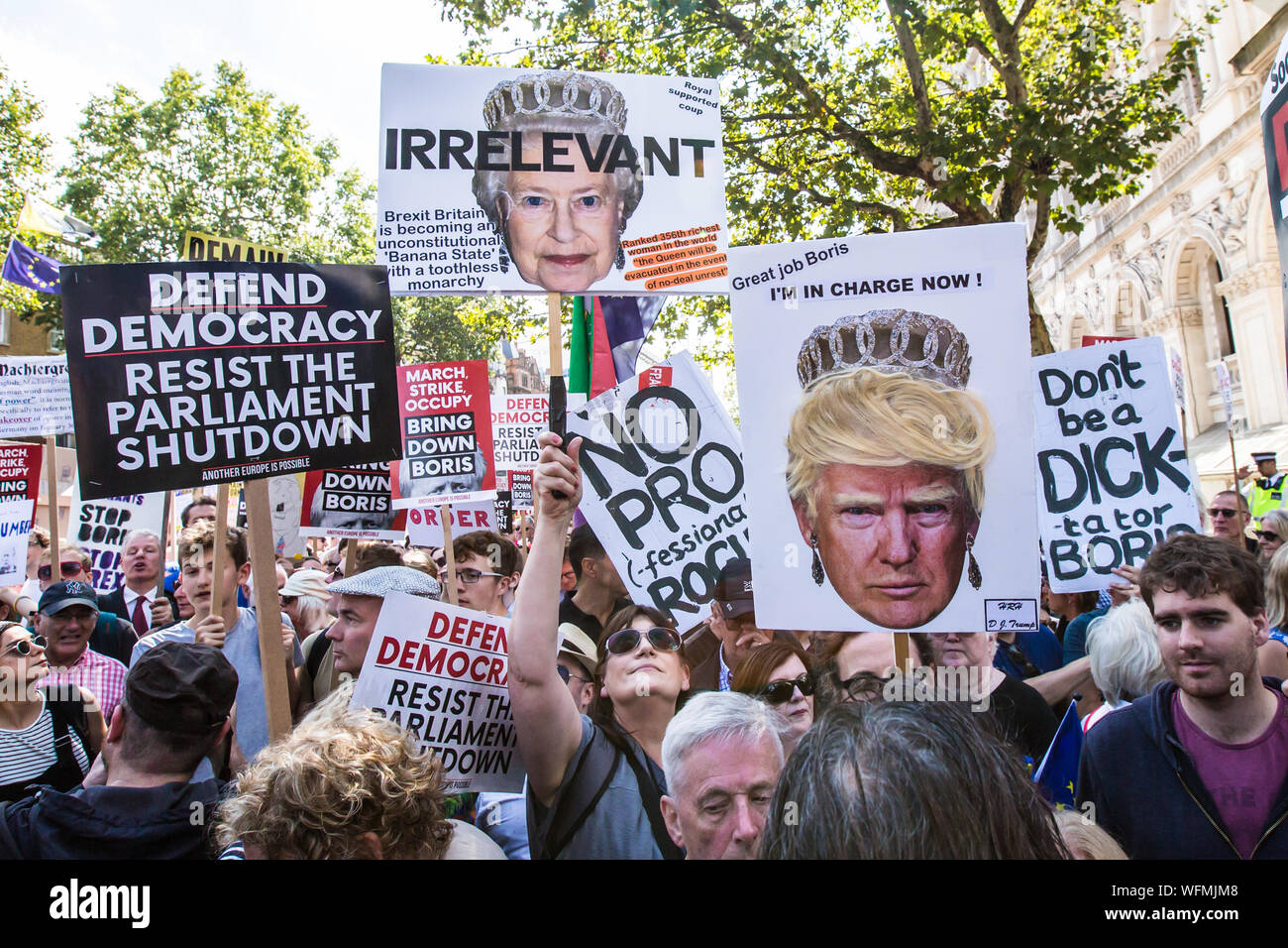 London, Großbritannien. 31. August 2019. Blockieren die Straßen von Whitehall außerhalb von Downing Street. Tausende marschierten und blockiert die Londoner Straßen in einem Protest, die Demokratie zu verteidigen und gegen die Vertagung des Parlaments. David Rowe/Alamy Leben Nachrichten. Stockfoto