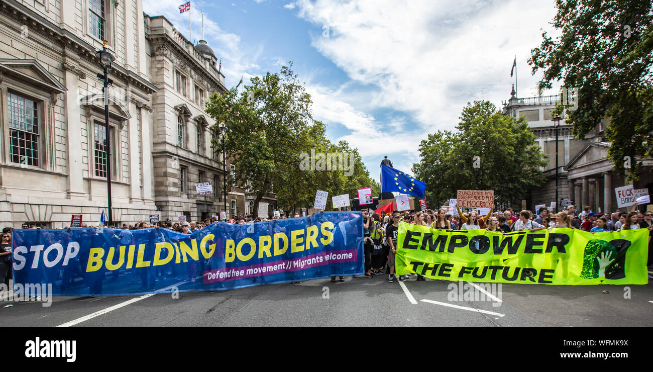 London, Großbritannien. 31. August 2019. Lagre Banner füllen Whitehall. Tausende marschierten und blockiert die Londoner Straßen in einem Protest, die Demokratie zu verteidigen und gegen die Vertagung des Parlaments. David Rowe/Alamy Leben Nachrichten. Stockfoto
