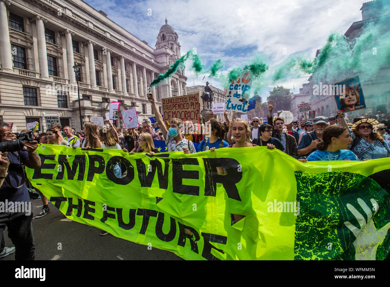 London, Großbritannien. 31. August 2019. Ein Aufflackern erfüllt die Luft mit grünem Rauch an Whitehall. Tausende marschierten und blockiert die Londoner Straßen in einem Protest, die Demokratie zu verteidigen und gegen die Vertagung des Parlaments. David Rowe/Alamy Leben Nachrichten. Stockfoto