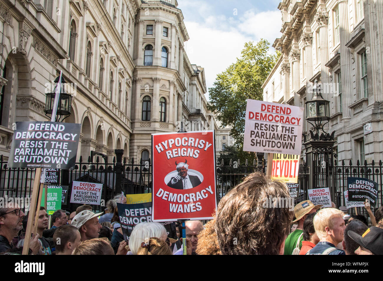 London, Großbritannien. 31. August 2019. Blockieren die Straßen von Whitehall außerhalb von Downing Street. Tausende marschierten und blockiert die Londoner Straßen in einem Protest, die Demokratie zu verteidigen und gegen die Vertagung des Parlaments. David Rowe/Alamy Leben Nachrichten. Stockfoto