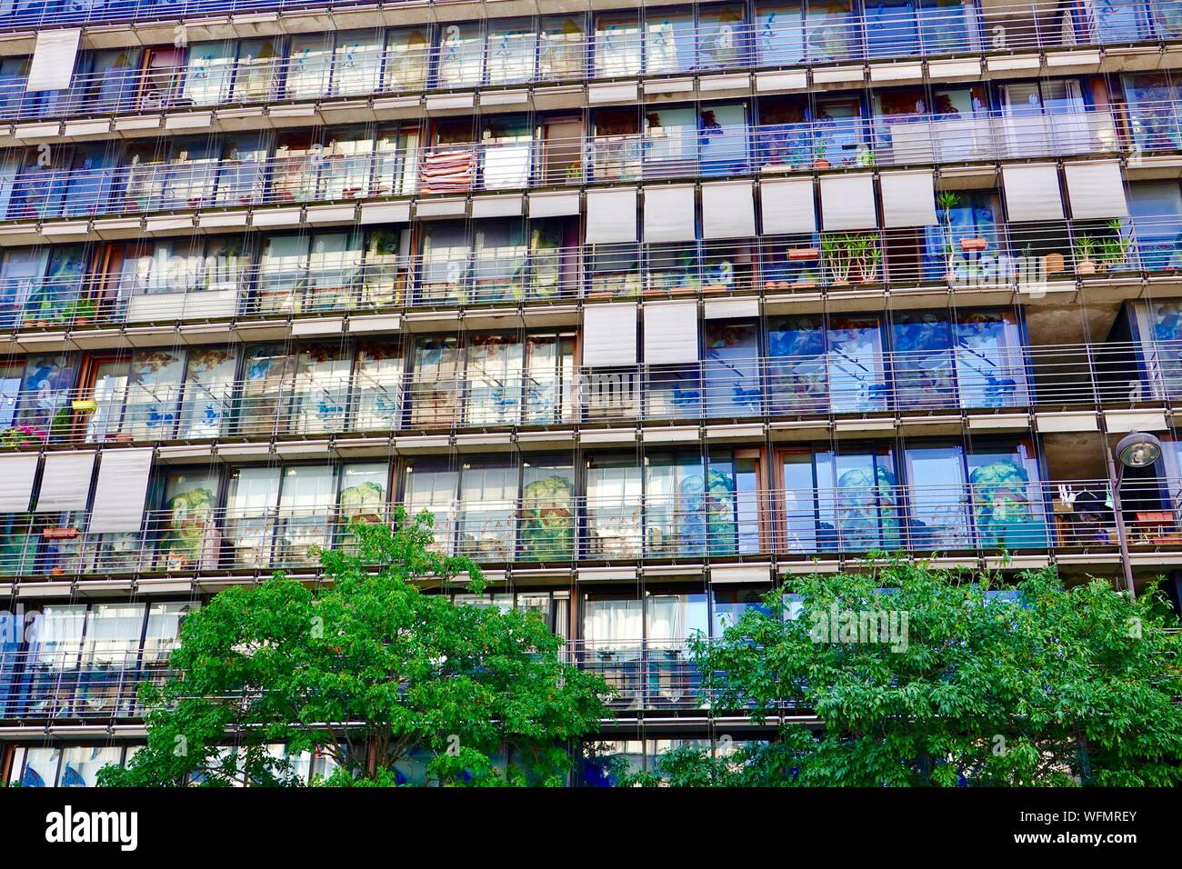 Rechteckiges Muster von Windows in einem modernen Apartmenthaus im 13. Arrondissement, Paris, Frankreich Stockfoto