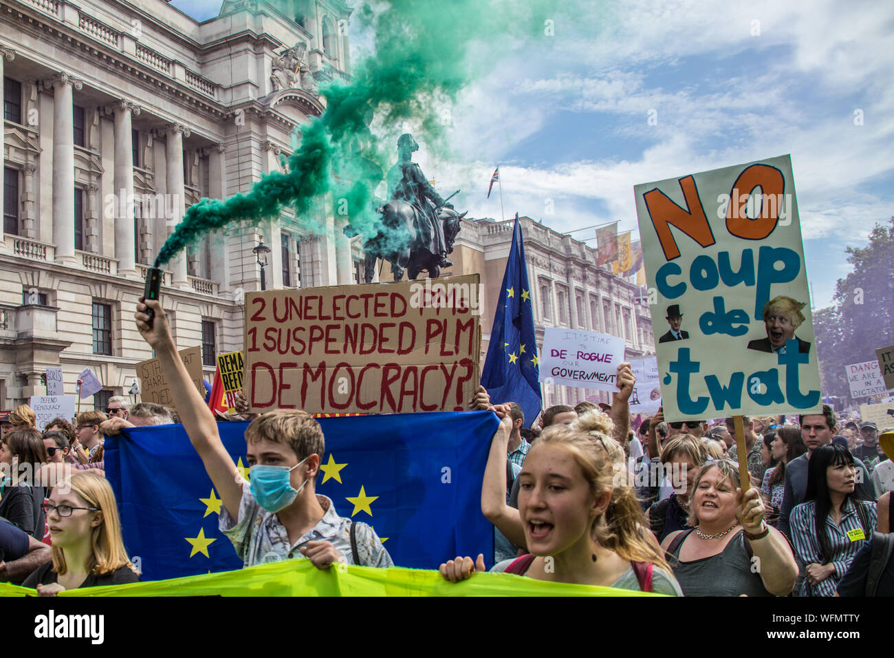 London, Großbritannien. 31. August 2019. Ein Aufflackern erfüllt die Luft mit grünem Rauch an Whitehall. Tausende marschierten und blockiert die Londoner Straßen in einem Protest, die Demokratie zu verteidigen und gegen die Vertagung des Parlaments. David Rowe/Alamy Leben Nachrichten. Stockfoto