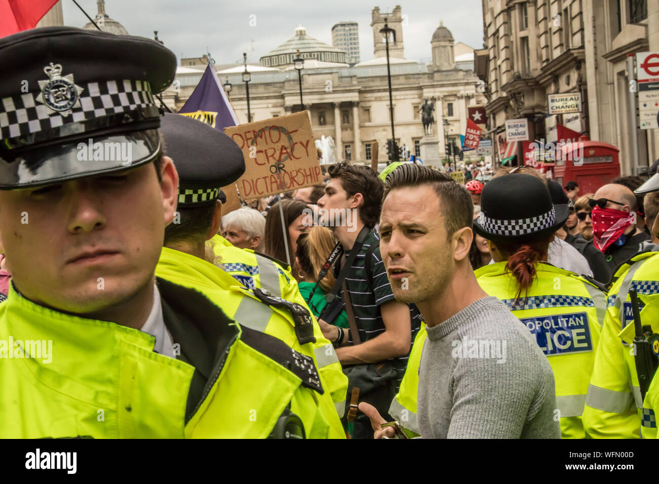 London, Großbritannien. 31. August 2019. Die Polizei hat eine bekannte rassistische Störenfried entfernen, wie Tausende marschierten und blockiert die Londoner Straßen in einem Protest, die Demokratie zu verteidigen und gegen die Vertagung des Parlaments. David Rowe/Alamy Leben Nachrichten. Stockfoto