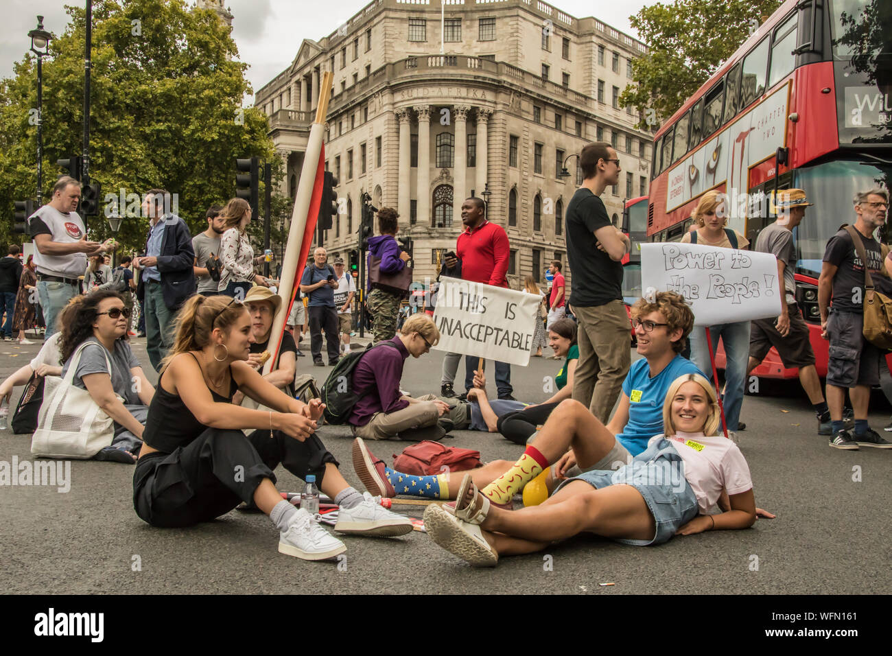 London, Großbritannien. 31. August 2019. "Das ist inakzeptabel", heißt es in der Plakette, als die Demonstranten auf den Straßen am Trafalgar Square blockiert. Tausende marschierten und blockiert die Londoner Straßen in einem Protest, die Demokratie zu verteidigen und gegen die Vertagung des Parlaments. David Rowe/Alamy Leben Nachrichten. Stockfoto