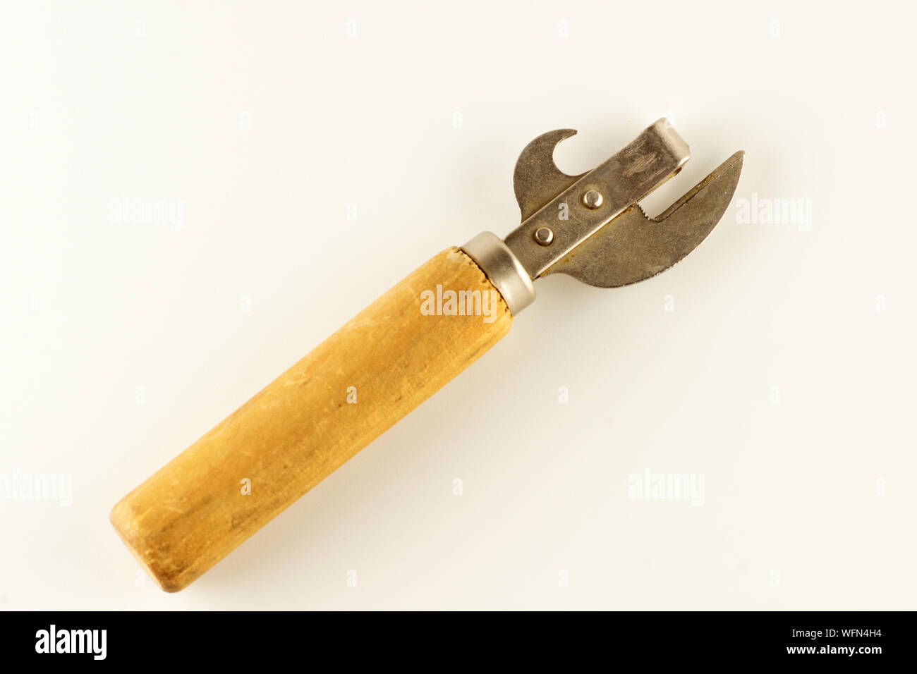 Vintage Flasche und Flaschenöffner mit Holzgriff Stockfoto