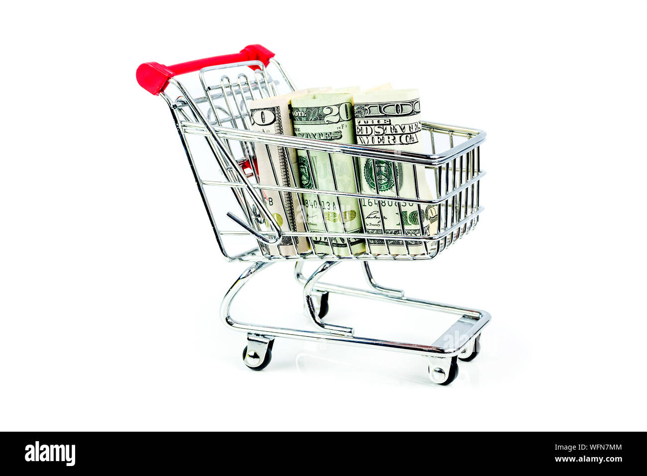 Silber Einkaufswagen voller amerikanische Dollar auf weißem Hintergrund Stockfoto