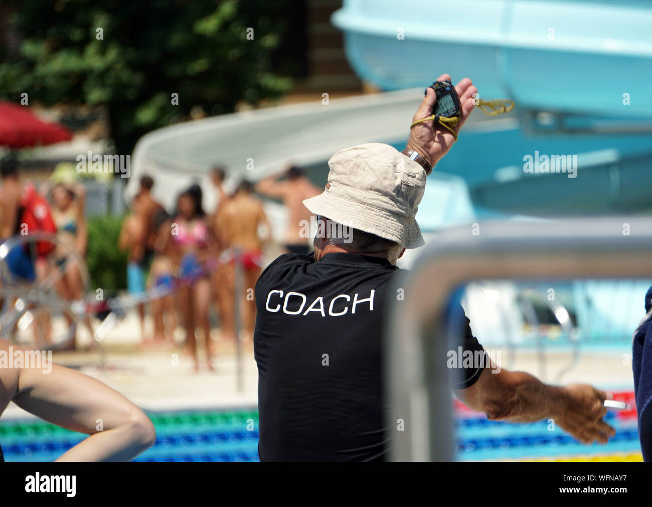 Begeisterter Schwimmtrainer gestikuliert beim Cool Swim Meeting in Meran, Italien im Juli 2019. Stockfoto