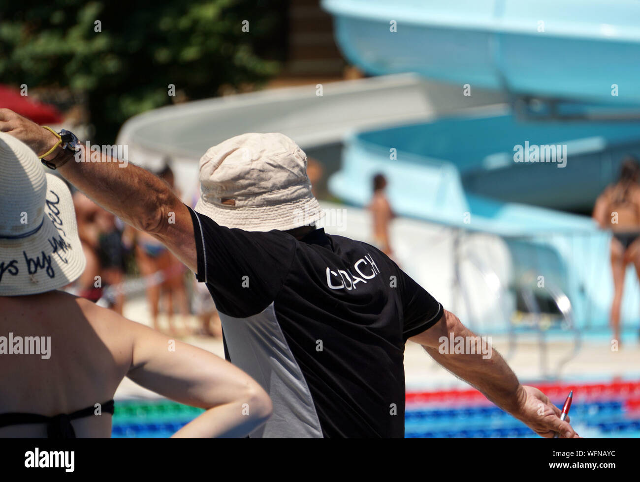 Begeisterter Schwimmtrainer gestikuliert beim Cool Swim Meeting in Meran, Italien im Juli 2019. Stockfoto