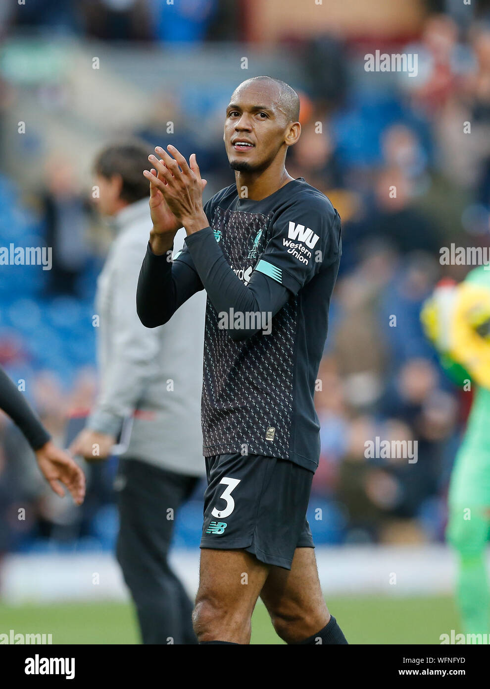 31. August 2019; Turf Moor, Burnley, Lanchashire, England; Fußball der englischen Premier League, Burnley gegen Liverpool; Fabinho von Liverpool begrüßt die Reisen Reds Fans nach Liverpool heraus lief Komfortable 3-0 Sieger - Streng redaktionelle Verwendung. Keine Verwendung mit nicht autorisierten Audio-, Video-, Daten-, Spielpläne, Verein/liga Logos oder "live" Dienstleistungen. On-line-in-Match mit 120 Bildern beschränkt, kein Video-Emulation. Keine Verwendung in Wetten, Spiele oder einzelne Verein/Liga/player Publikationen Stockfoto