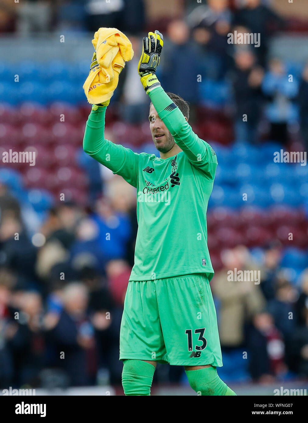 31. August 2019; Turf Moor, Burnley, Lanchashire, England; Fußball der englischen Premier League, Burnley gegen Liverpool, Liverpool keeper Adrian begrüßt die Reisen Reds Fans nach Liverpool heraus lief Komfortable 3-0 Sieger - Streng redaktionelle Verwendung. Keine Verwendung mit nicht autorisierten Audio-, Video-, Daten-, Spielpläne, Verein/liga Logos oder "live" Dienstleistungen. On-line-in-Match mit 120 Bildern beschränkt, kein Video-Emulation. Keine Verwendung in Wetten, Spiele oder einzelne Verein/Liga/player Publikationen Stockfoto