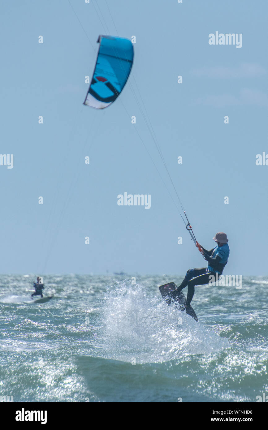 Kitesurfen auf West Wittering Beach, West Sussex Stockfoto