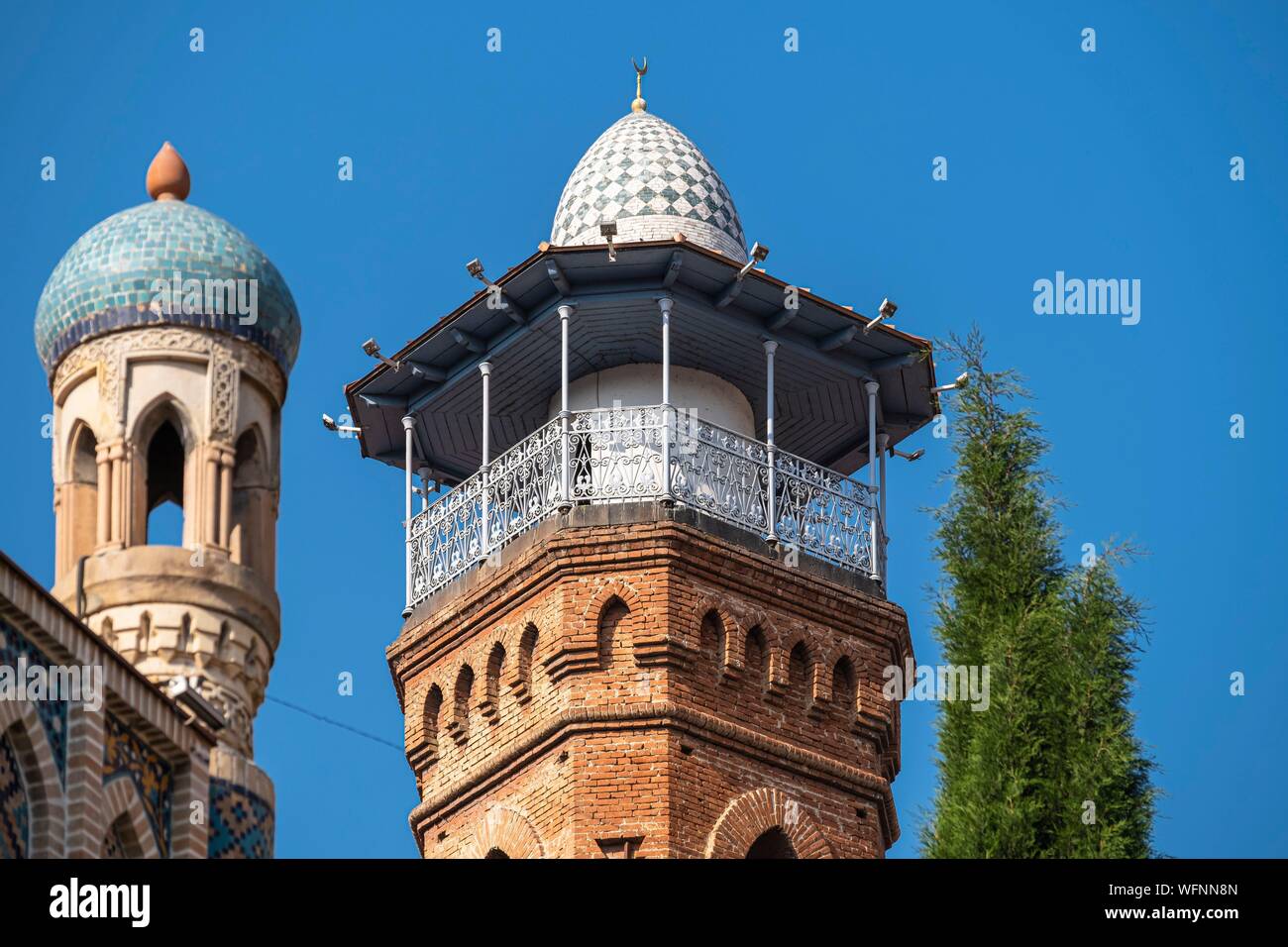 Georgien, Tiflis, Tiflis oder Dzveli Kalaki, abanotubani Bezirk oder Stadtteil der Schwefelbäder, orbeliani Bäder und Minarett der Moschee Stockfoto