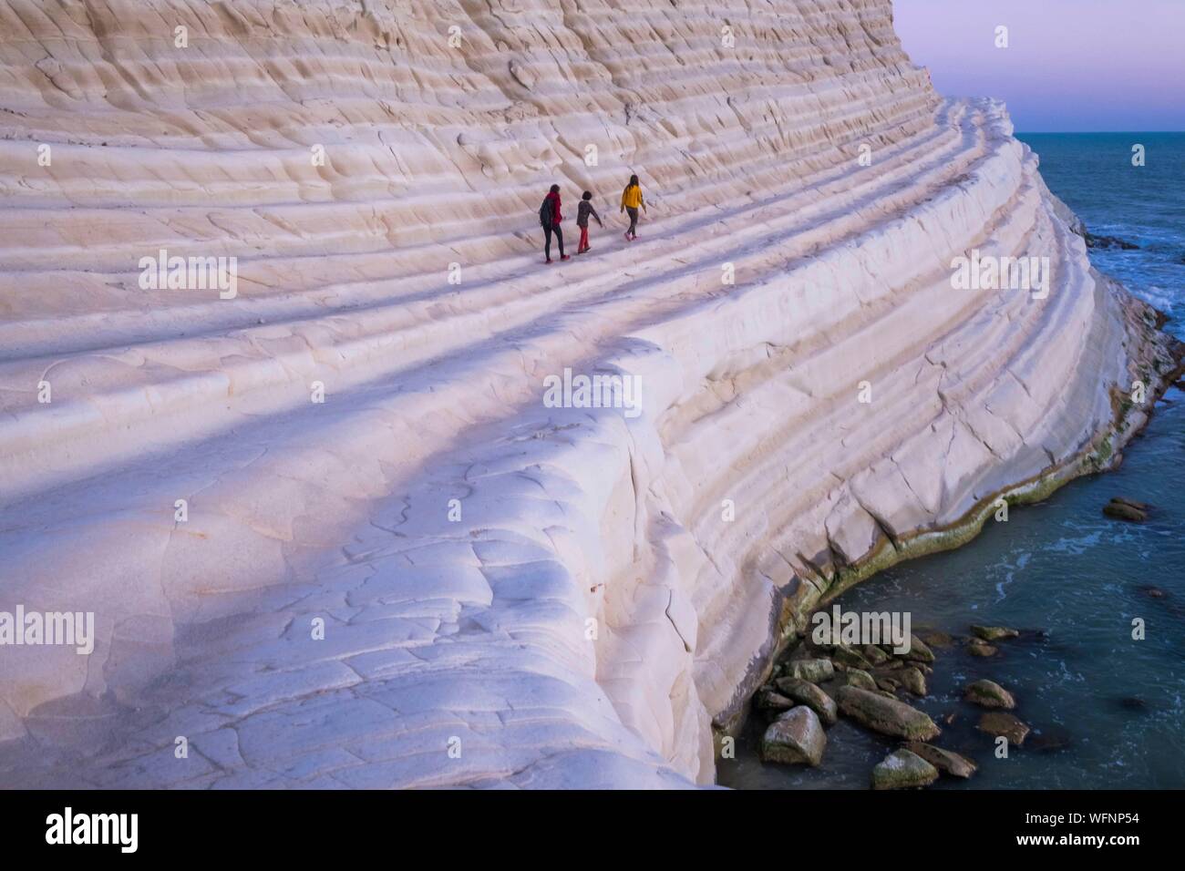 Italien, Sizilien, Realmonte, Scala dei Turchi, oder Türken Treppe, Felsen aus weissem Kalkstein mit Blick auf das Meer Stockfoto