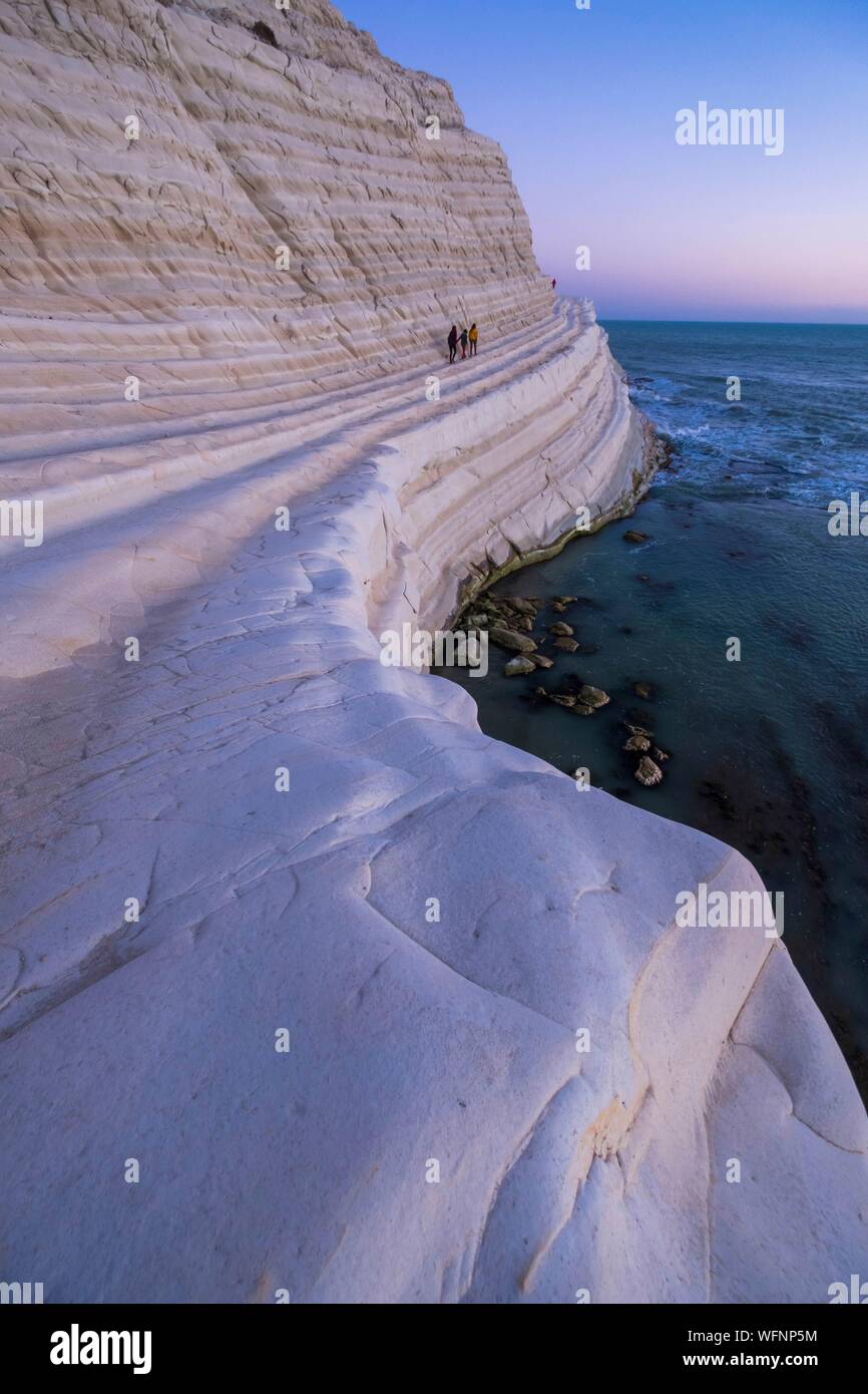 Italien, Sizilien, Realmonte, Scala dei Turchi, oder Türken Treppe, Felsen aus weissem Kalkstein mit Blick auf das Meer Stockfoto
