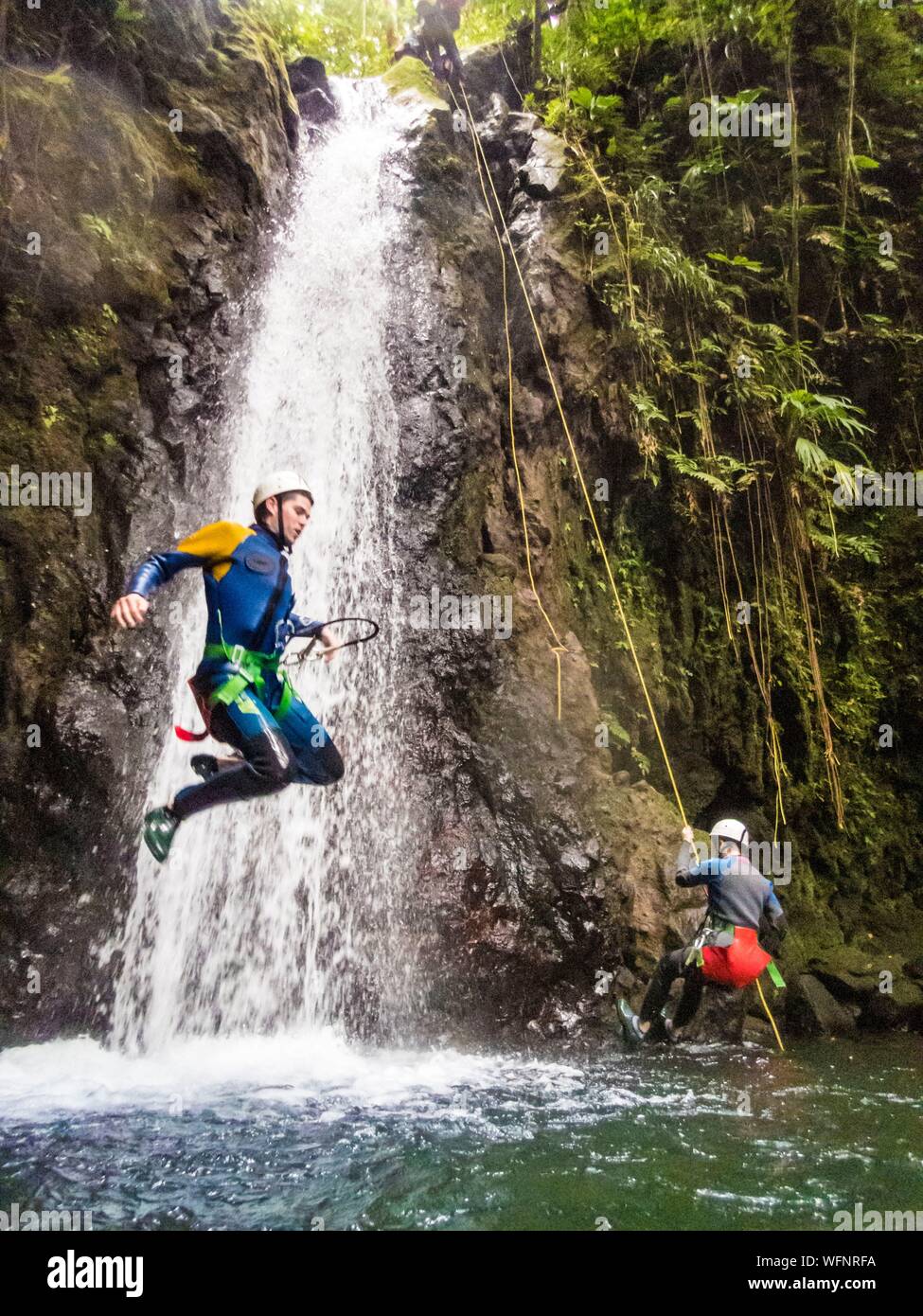 Frankreich, Karibik, Kleine Antillen, Guadeloupe, Basse-Terre, Gourbeyre, Canyoning auf dem blauen Becken Trail Stockfoto