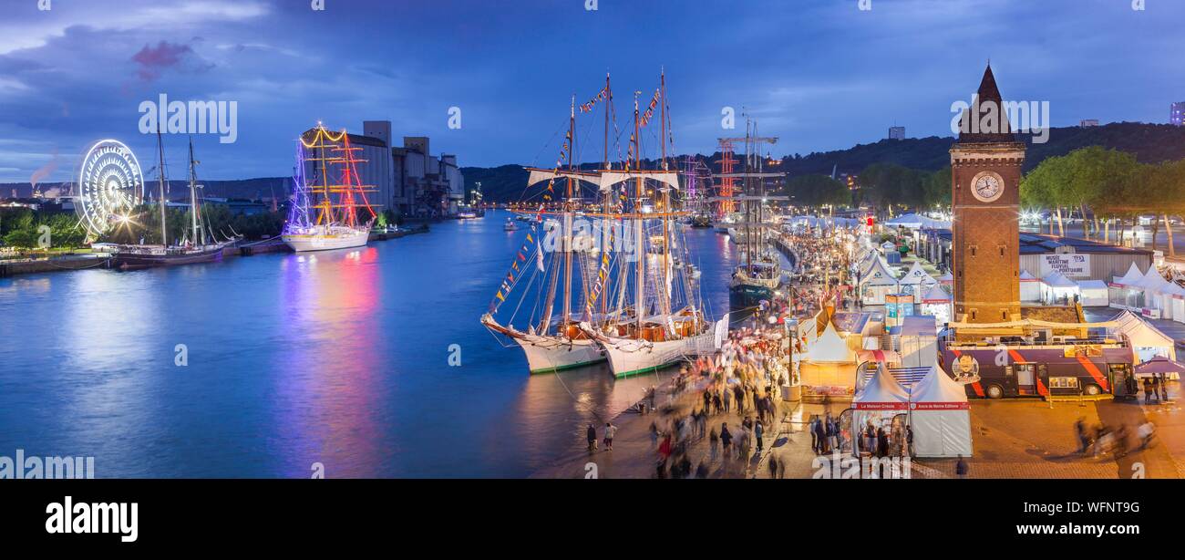 Frankreich, Seine Maritime, Rouen, Armada 2019, erhöhte Nacht Blick auf die Menge der Besucher und auf günstig Tall Ships Stockfoto