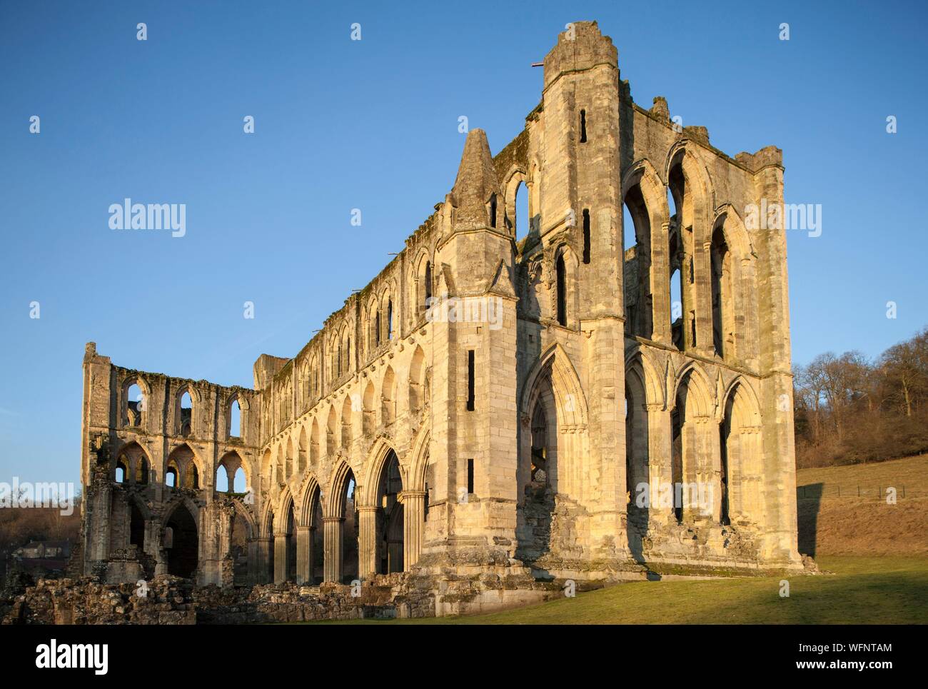 Vereinigtes Königreich, England, Yorkshire, Rievaulx Abbey, Übersicht bei Sonnenuntergang Stockfoto