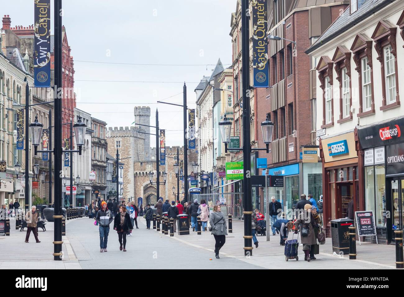 Vereinigtes Königreich, Wales, South Glamorgan, Cardiff, Geschäften und Passanten in Saint Mary's Shopping Street Stockfoto