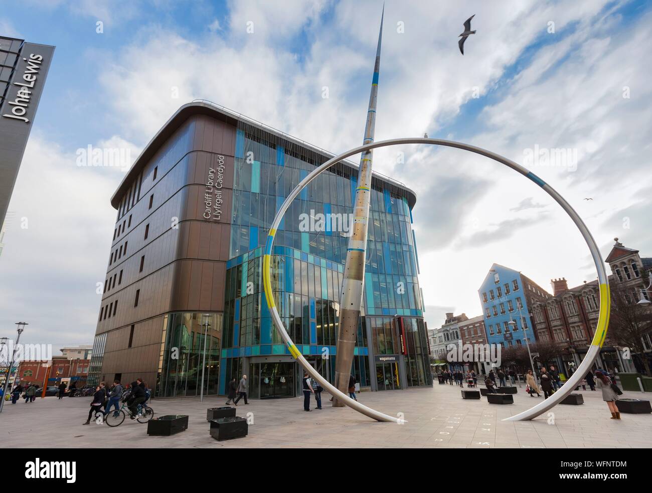 Vereinigtes Königreich, Wales, South Glamorgan, Cardiff, Central Market, Skulptur Allianz von Jean Bernard Metais und Cardiff Central Library durch den Bau Design Partnerschaft Stockfoto