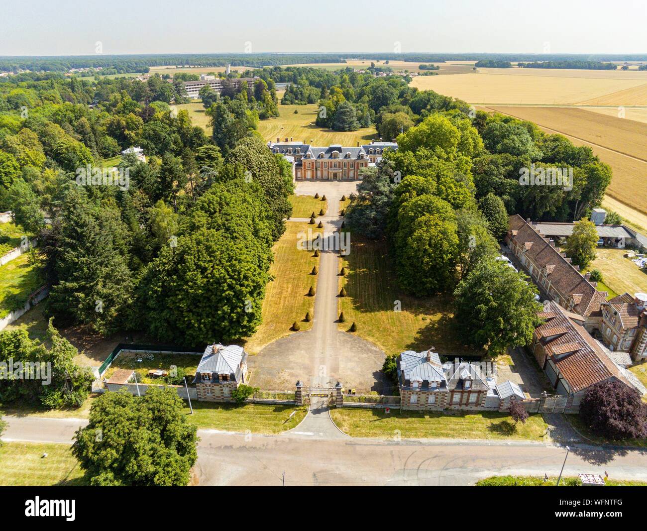 Frankreich, Seine-et-Marne, der Sänger Angèle wählte die Neufmoutiers-en-Brie Burg für ihre Balance Tonne quoi Musik Video (Luftbild) Stockfoto