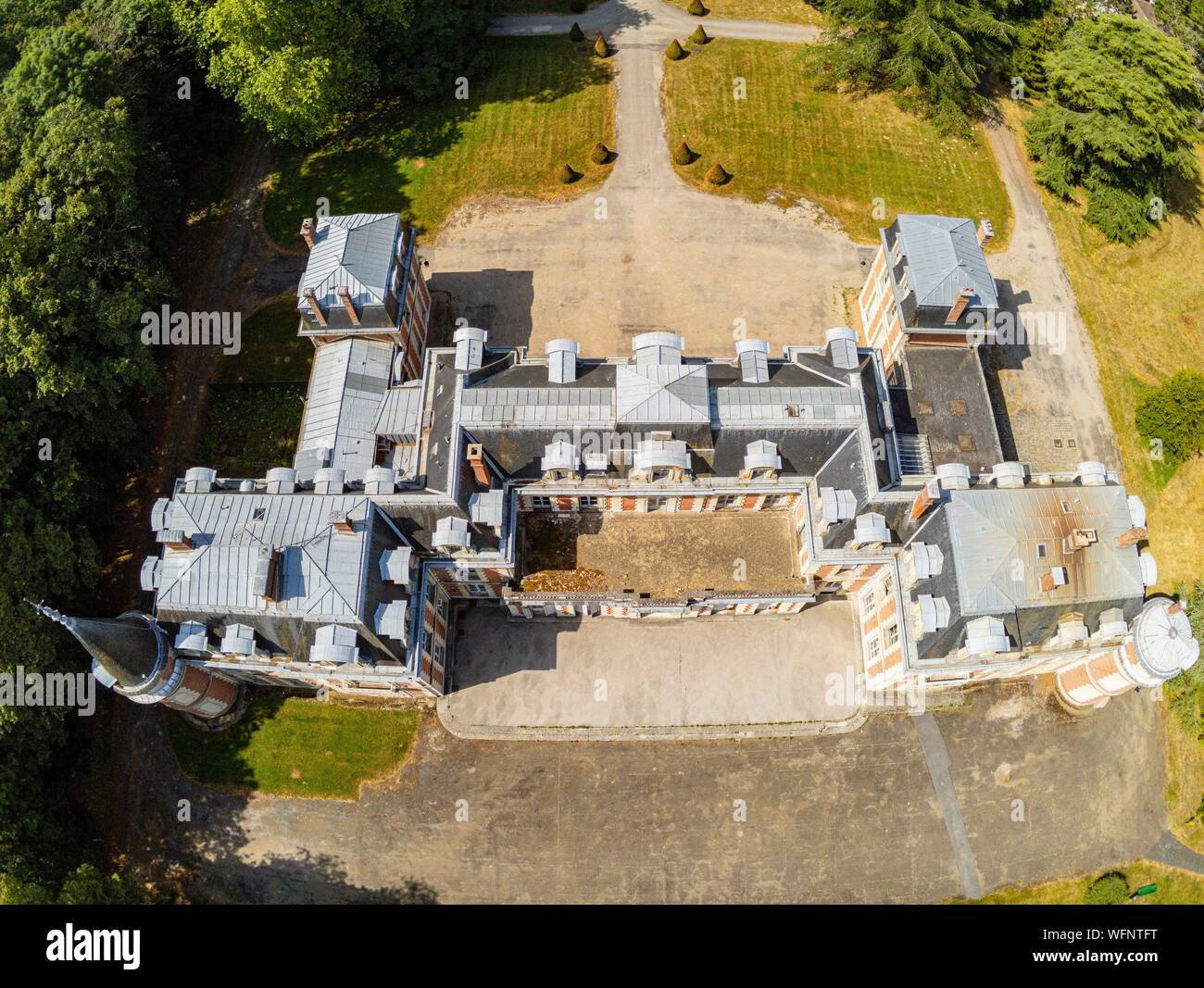 Frankreich, Seine-et-Marne, der Sänger Angèle wählte die Neufmoutiers-en-Brie Burg für ihre Balance Tonne quoi Musik Video (Luftbild) Stockfoto