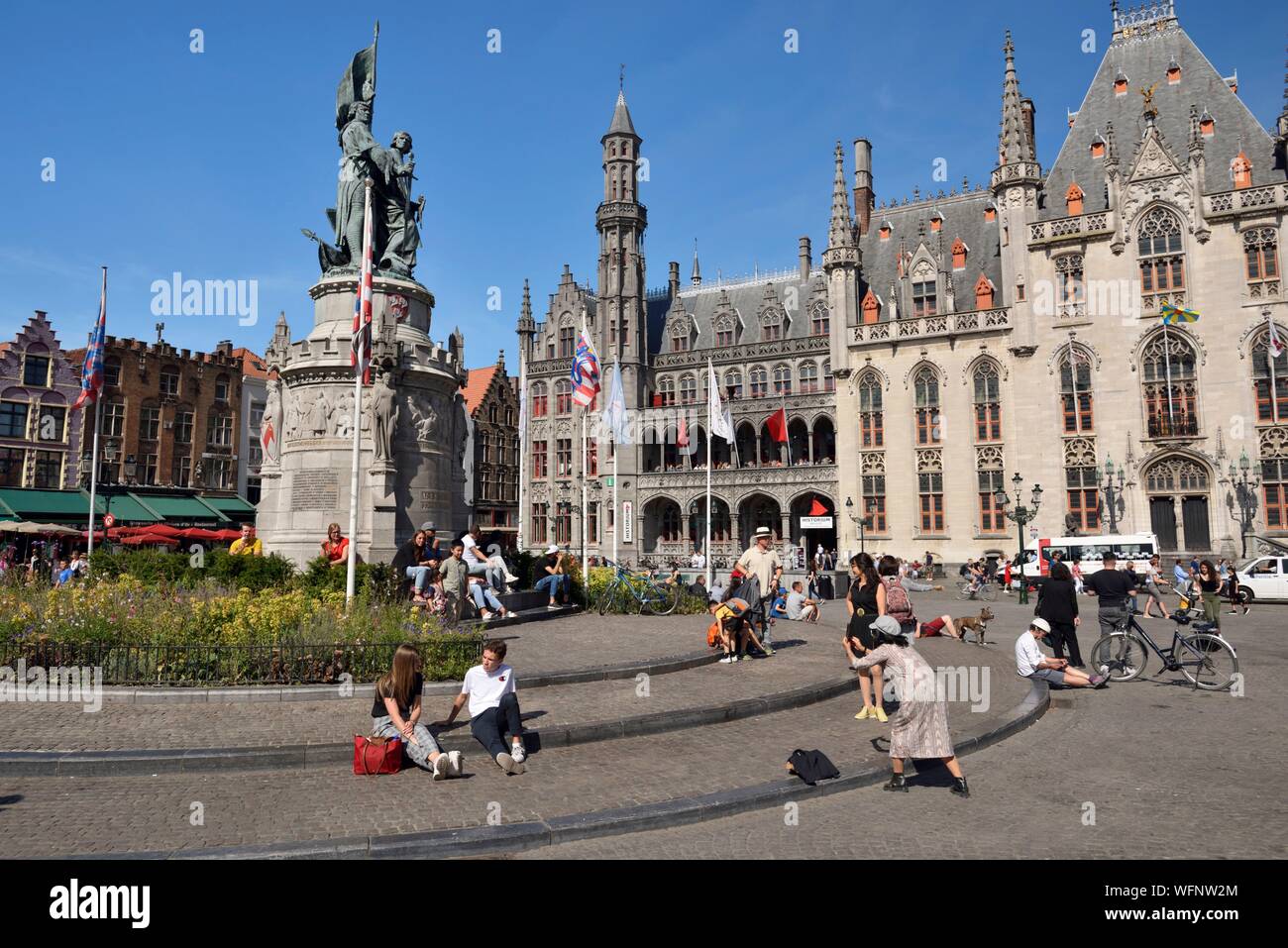 Belgien, Westflandern, Brügge, Altstadt als UNESCO-Weltkulturerbe, Grand Place, Provinciaal Hof oder Provincial Palace, das historium Museum und die Statue von Jan Breydel und Pieter de Coninck, die Brügge Morgens von 1302 massakrierten Unterstützer des Königs von Frankreich geleitet Stockfoto