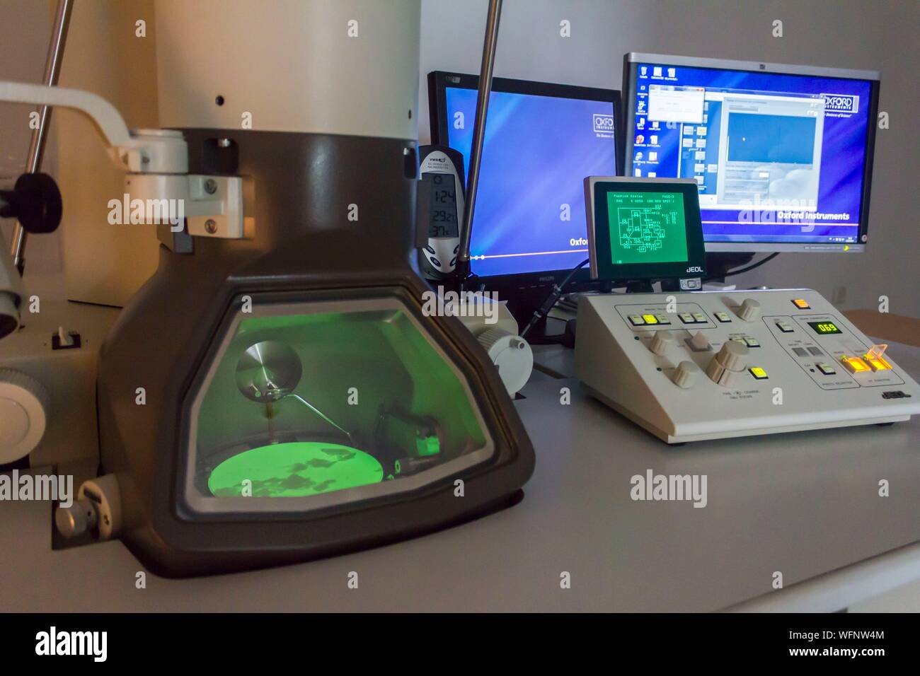 Frankreich, Eure, Grand Bourgtheroulde, ökologischen Labor, Sichtfenster und Befehle einer ATEM (analytische Transmissionselektronenmikroskopie) Station verwendet Asbest in Materialien Forschung und Asbestfasern in der Luft zu zählen Stockfoto
